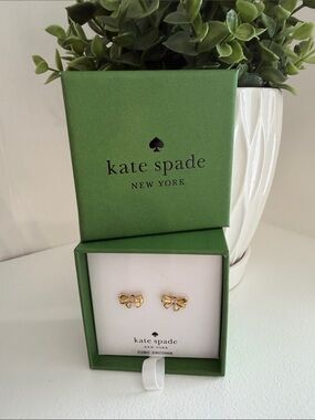 kate spade gold bow stud earrings in green box